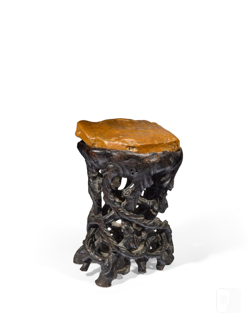 ROCHER EN PIERRE DE CIRE JAUNE ET SON SOCLE EN BOIS NOUEUX  CHINE, DYNASTIE QING (1644-1911)